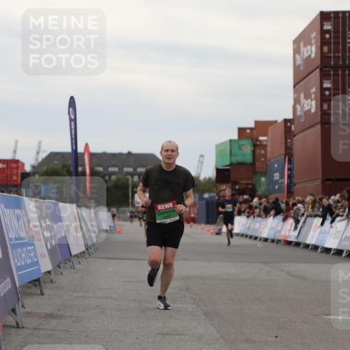 03.10.2025 - Köhlbrandbrückenlauf Yannick Fuchs http://msf.ph/oto/8985190 03.10.2025 15:57:17 Ziel 7107, 9032, 9087 meine-sportfotos.de
