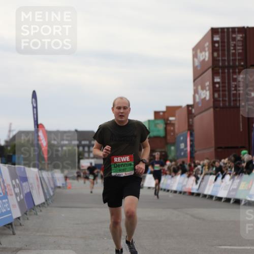 03.10.2025 - Köhlbrandbrückenlauf Yannick Fuchs http://msf.ph/oto/8985194 03.10.2025 15:57:18 Ziel 7107, 9032, 9087, 9668 meine-sportfotos.de