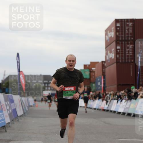 03.10.2025 - Köhlbrandbrückenlauf Yannick Fuchs http://msf.ph/oto/8985197 03.10.2025 15:57:19 Ziel 9087, 9668 meine-sportfotos.de
