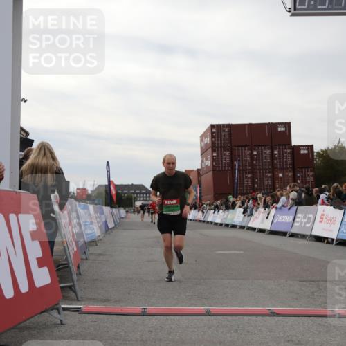 03.10.2025 - Köhlbrandbrückenlauf Yannick Fuchs http://msf.ph/oto/8985201 03.10.2025 15:57:19 Ziel 9087, 9668 meine-sportfotos.de