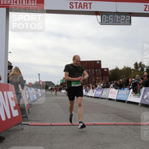 03.10.2025 - Köhlbrandbrückenlauf Yannick Fuchs http://msf.ph/oto/8985220 03.10.2025 15:57:20 Ziel 7261, 9087, 9668 meine-sportfotos.de