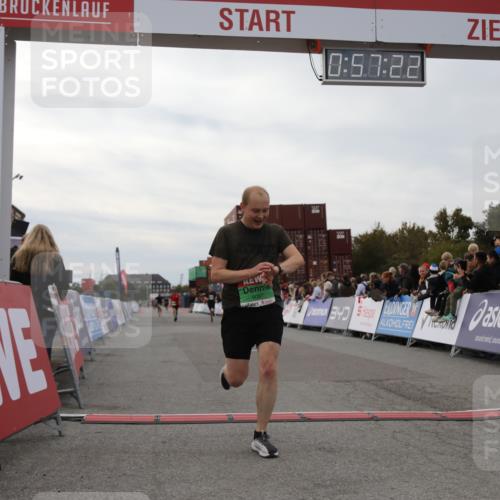 03.10.2025 - Köhlbrandbrückenlauf Yannick Fuchs http://msf.ph/oto/8985224 03.10.2025 15:57:20 Ziel 7261, 9087, 9668 meine-sportfotos.de