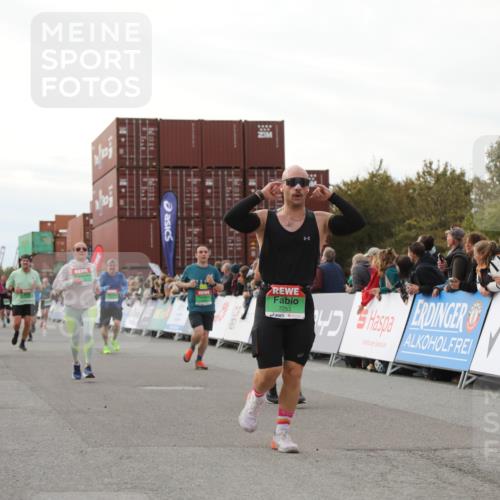 03.10.2025 - Köhlbrandbrückenlauf Yannick Fuchs http://msf.ph/oto/8985254 03.10.2025 16:10:02 Ziel 7175, 7273, 7528, 7529, 7743, 7753, 7764, 8817, 8882, 9028, 9090, 9323, 9458, 9601 meine-sportfotos.de