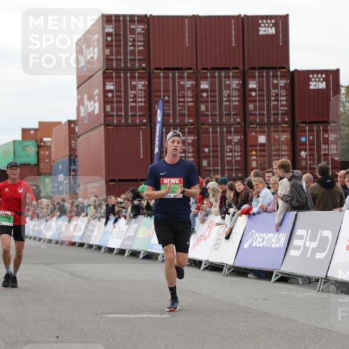 03.10.2025 - Köhlbrandbrückenlauf Yannick Fuchs http://msf.ph/oto/8985256 03.10.2025 15:57:25 Ziel 7261, 7535, 9668 meine-sportfotos.de
