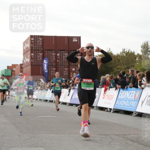 03.10.2025 - Köhlbrandbrückenlauf Yannick Fuchs http://msf.ph/oto/8985258 03.10.2025 16:10:02 Ziel 7175, 7273, 7528, 7529, 7743, 7753, 7764, 8817, 8882, 9028, 9090, 9323, 9458, 9601 meine-sportfotos.de