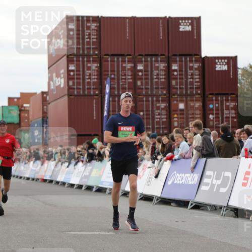 03.10.2025 - Köhlbrandbrückenlauf Yannick Fuchs http://msf.ph/oto/8985259 03.10.2025 15:57:25 Ziel 7261, 7535, 9668 meine-sportfotos.de