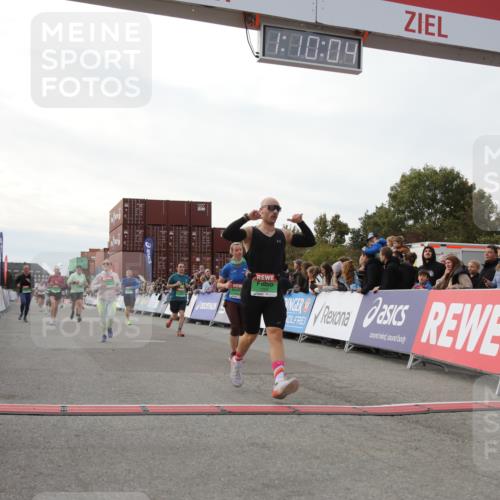 03.10.2025 - Köhlbrandbrückenlauf Yannick Fuchs http://msf.ph/oto/8985264 03.10.2025 16:10:02 Ziel 7175, 7273, 7528, 7529, 7743, 7753, 7764, 8817, 8882, 9028, 9090, 9323, 9458, 9601 meine-sportfotos.de