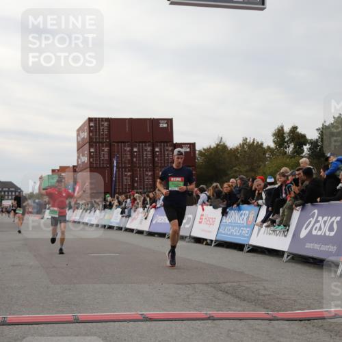 03.10.2025 - Köhlbrandbrückenlauf Yannick Fuchs http://msf.ph/oto/8985270 03.10.2025 15:57:26 Ziel 7261, 7535, 9668 meine-sportfotos.de