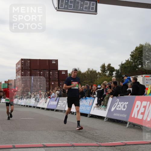 03.10.2025 - Köhlbrandbrückenlauf Yannick Fuchs http://msf.ph/oto/8985282 03.10.2025 15:57:26 Ziel 7261, 7535, 9668 meine-sportfotos.de