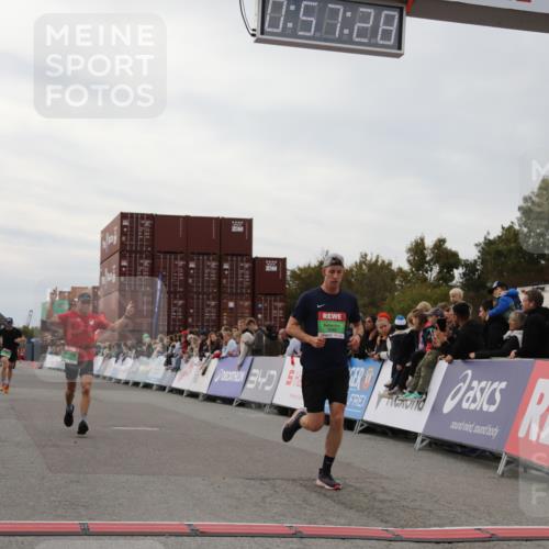 03.10.2025 - Köhlbrandbrückenlauf Yannick Fuchs http://msf.ph/oto/8985286 03.10.2025 15:57:26 Ziel 7261, 7535, 9668 meine-sportfotos.de