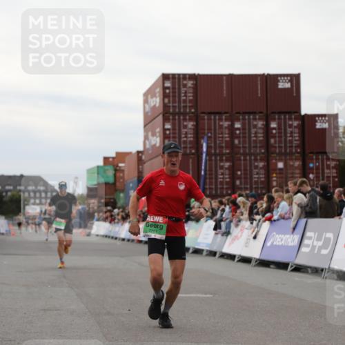 03.10.2025 - Köhlbrandbrückenlauf Yannick Fuchs http://msf.ph/oto/8985295 03.10.2025 15:57:27 Ziel 7261, 7535, 9668 meine-sportfotos.de