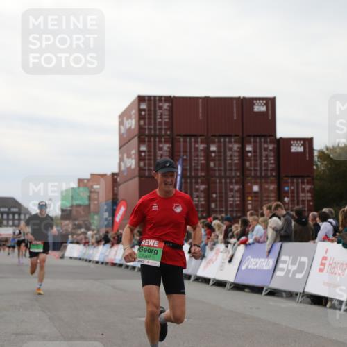 03.10.2025 - Köhlbrandbrückenlauf Yannick Fuchs http://msf.ph/oto/8985302 03.10.2025 15:57:27 Ziel 7261, 7535, 9668 meine-sportfotos.de