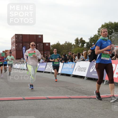 03.10.2025 - Köhlbrandbrückenlauf Yannick Fuchs http://msf.ph/oto/8985303 03.10.2025 16:10:04 Ziel 7175, 7273, 7437, 7528, 7529, 7753, 7764, 8882, 9090, 9323, 9458, 9601 meine-sportfotos.de