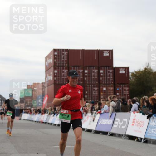 03.10.2025 - Köhlbrandbrückenlauf Yannick Fuchs http://msf.ph/oto/8985306 03.10.2025 15:57:28 Ziel 7261, 7535, 9668 meine-sportfotos.de