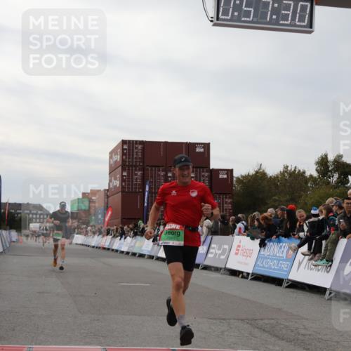 03.10.2025 - Köhlbrandbrückenlauf Yannick Fuchs http://msf.ph/oto/8985310 03.10.2025 15:57:28 Ziel 7261, 7535, 9668 meine-sportfotos.de