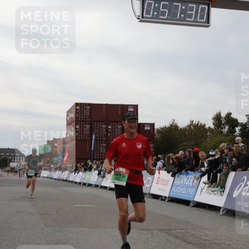 03.10.2025 - Köhlbrandbrückenlauf Yannick Fuchs http://msf.ph/oto/8985315 03.10.2025 15:57:28 Ziel 7261, 7535, 9668 meine-sportfotos.de