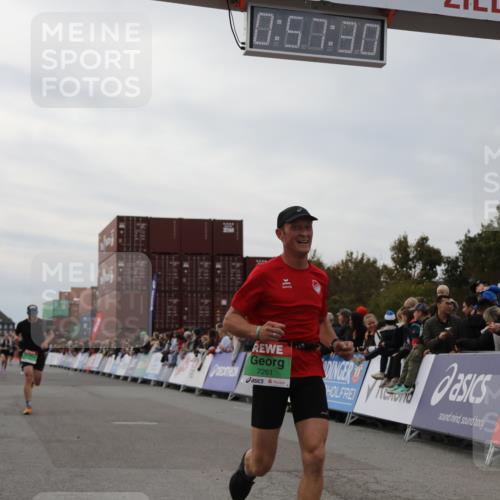 03.10.2025 - Köhlbrandbrückenlauf Yannick Fuchs http://msf.ph/oto/8985323 03.10.2025 15:57:28 Ziel 7261, 7535, 9668 meine-sportfotos.de