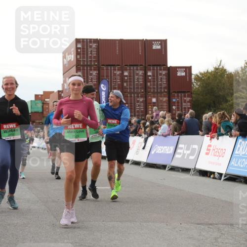 03.10.2025 - Köhlbrandbrückenlauf Yannick Fuchs http://msf.ph/oto/8985325 03.10.2025 16:10:06 Ziel 7273, 7437, 7528, 7529, 7753, 7764, 8882, 9090, 9323, 9347, 9458, 9601 meine-sportfotos.de
