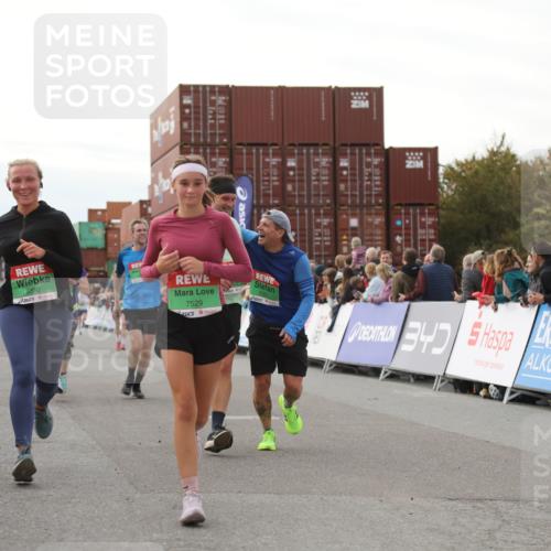 03.10.2025 - Köhlbrandbrückenlauf Yannick Fuchs http://msf.ph/oto/8985330 03.10.2025 16:10:06 Ziel 7273, 7437, 7528, 7529, 7753, 7764, 8882, 9090, 9323, 9347, 9458, 9601 meine-sportfotos.de