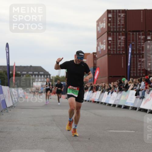 03.10.2025 - Köhlbrandbrückenlauf Yannick Fuchs http://msf.ph/oto/8985335 03.10.2025 15:57:29 Ziel 7261, 7535, 9177, 9178, 9668 meine-sportfotos.de