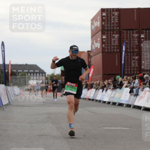 03.10.2025 - Köhlbrandbrückenlauf Yannick Fuchs http://msf.ph/oto/8985339 03.10.2025 15:57:30 Ziel 7261, 7535, 9177, 9178, 9668 meine-sportfotos.de