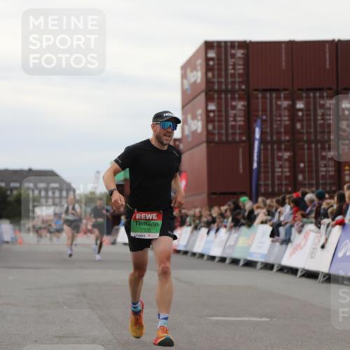 03.10.2025 - Köhlbrandbrückenlauf Yannick Fuchs http://msf.ph/oto/8985345 03.10.2025 15:57:30 Ziel 7261, 7535, 9177, 9178, 9668 meine-sportfotos.de