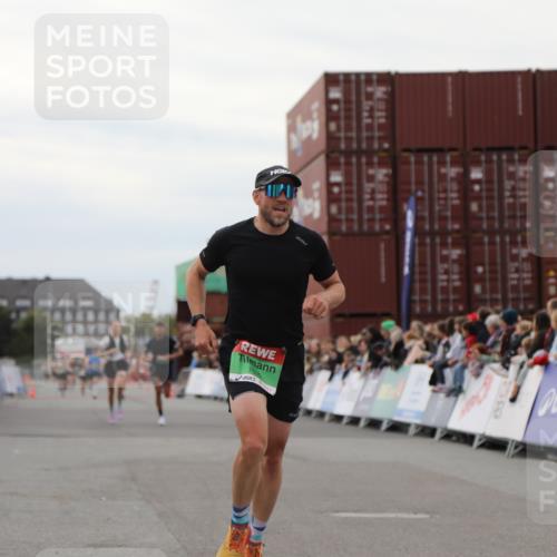 03.10.2025 - Köhlbrandbrückenlauf Yannick Fuchs http://msf.ph/oto/8985349 03.10.2025 15:57:30 Ziel 7261, 7535, 9177, 9178, 9668 meine-sportfotos.de