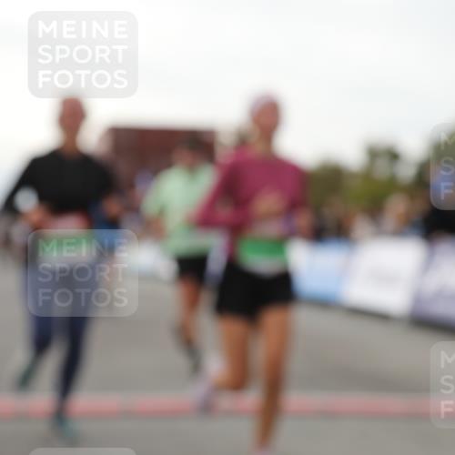03.10.2025 - Köhlbrandbrückenlauf Yannick Fuchs http://msf.ph/oto/8985350 03.10.2025 16:10:07 Ziel 7273, 7437, 7528, 7529, 7764, 8882, 9090, 9323, 9347, 9349, 9458, 9601 meine-sportfotos.de