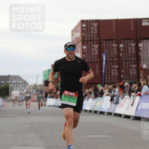 03.10.2025 - Köhlbrandbrückenlauf Yannick Fuchs http://msf.ph/oto/8985353 03.10.2025 15:57:30 Ziel 7261, 7535, 9177, 9178, 9668 meine-sportfotos.de