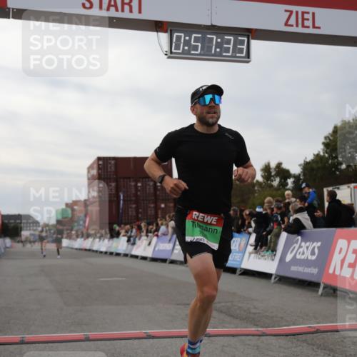 03.10.2025 - Köhlbrandbrückenlauf Yannick Fuchs http://msf.ph/oto/8985372 03.10.2025 15:57:32 Ziel 7261, 7535, 9177, 9178 meine-sportfotos.de
