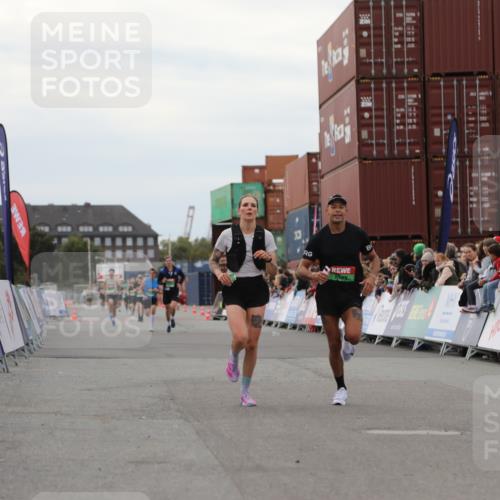 03.10.2025 - Köhlbrandbrückenlauf Yannick Fuchs http://msf.ph/oto/8985387 03.10.2025 15:57:35 Ziel 9177, 9178 meine-sportfotos.de