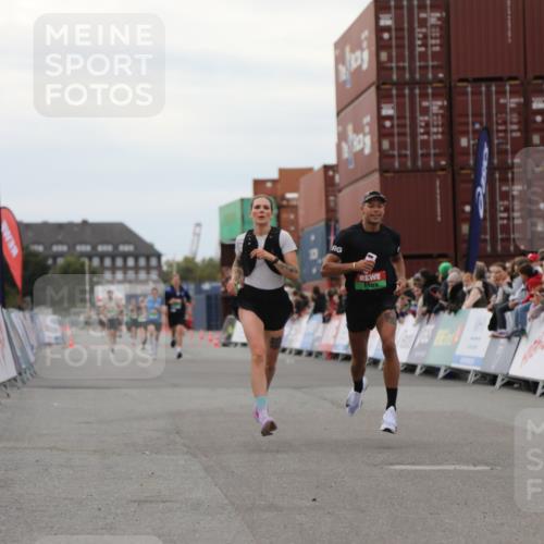 03.10.2025 - Köhlbrandbrückenlauf Yannick Fuchs http://msf.ph/oto/8985390 03.10.2025 15:57:35 Ziel 9177, 9178 meine-sportfotos.de