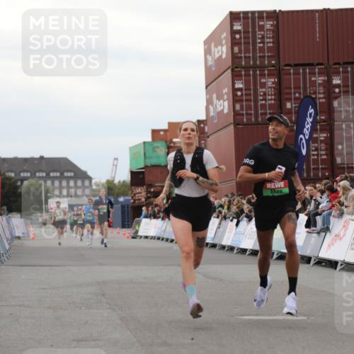 03.10.2025 - Köhlbrandbrückenlauf Yannick Fuchs http://msf.ph/oto/8985397 03.10.2025 15:57:35 Ziel 9177, 9178 meine-sportfotos.de
