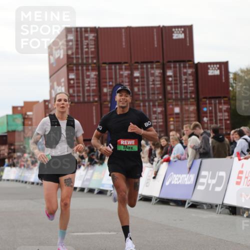 03.10.2025 - Köhlbrandbrückenlauf Yannick Fuchs http://msf.ph/oto/8985400 03.10.2025 15:57:36 Ziel 7274, 9177, 9178 meine-sportfotos.de
