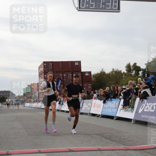03.10.2025 - Köhlbrandbrückenlauf Yannick Fuchs http://msf.ph/oto/8985405 03.10.2025 15:57:36 Ziel 7274, 9177, 9178 meine-sportfotos.de