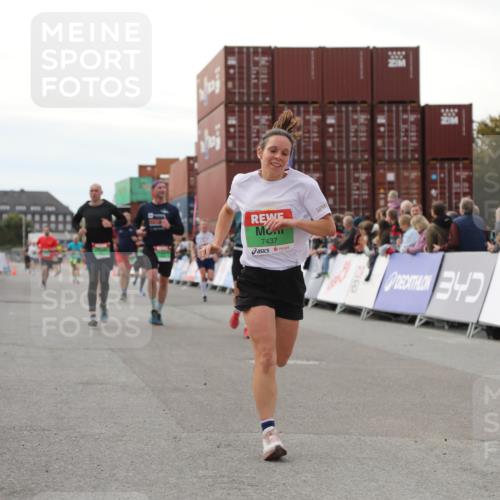 03.10.2025 - Köhlbrandbrückenlauf Yannick Fuchs http://msf.ph/oto/8985426 03.10.2025 16:10:11 Ziel 7139, 7421, 7437, 7528, 7764, 8932, 8989, 9323, 9347, 9348, 9349, 9458 meine-sportfotos.de