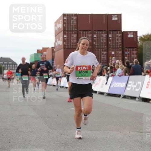 03.10.2025 - Köhlbrandbrückenlauf Yannick Fuchs http://msf.ph/oto/8985430 03.10.2025 16:10:11 Ziel 7139, 7421, 7437, 7528, 7764, 8932, 8989, 9323, 9347, 9348, 9349, 9458 meine-sportfotos.de