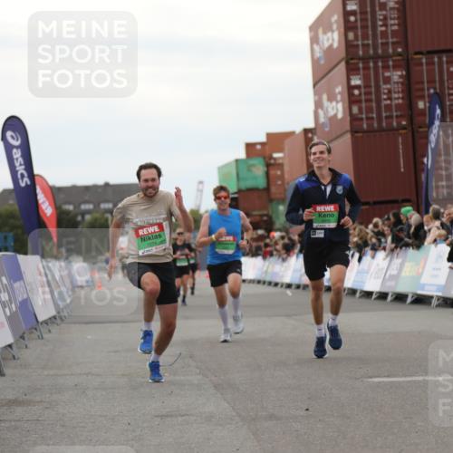 03.10.2025 - Köhlbrandbrückenlauf Yannick Fuchs http://msf.ph/oto/8985438 03.10.2025 15:57:43 Ziel 7082, 7274, 7570, 8916 meine-sportfotos.de
