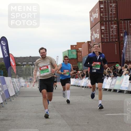 03.10.2025 - Köhlbrandbrückenlauf Yannick Fuchs http://msf.ph/oto/8985441 03.10.2025 15:57:43 Ziel 7082, 7274, 7570, 8916 meine-sportfotos.de