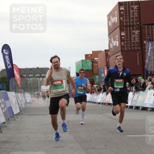 03.10.2025 - Köhlbrandbrückenlauf Yannick Fuchs http://msf.ph/oto/8985444 03.10.2025 15:57:43 Ziel 7082, 7274, 7570, 8916 meine-sportfotos.de