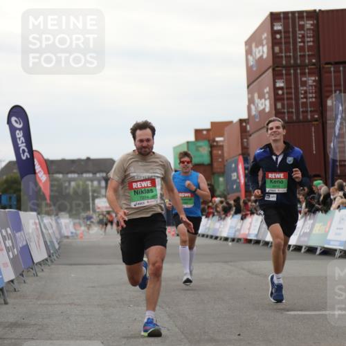 03.10.2025 - Köhlbrandbrückenlauf Yannick Fuchs http://msf.ph/oto/8985447 03.10.2025 15:57:44 Ziel 7082, 7127, 7274, 7570, 8916 meine-sportfotos.de