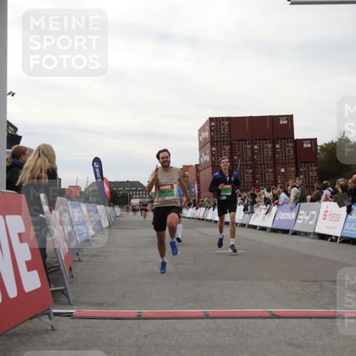 03.10.2025 - Köhlbrandbrückenlauf Yannick Fuchs http://msf.ph/oto/8985451 03.10.2025 15:57:44 Ziel 7082, 7127, 7274, 7570, 8916 meine-sportfotos.de