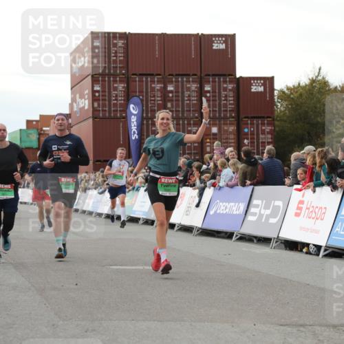 03.10.2025 - Köhlbrandbrückenlauf Yannick Fuchs http://msf.ph/oto/8985453 03.10.2025 16:10:13 Ziel 7139, 7217, 7421, 7437, 7764, 8932, 8989, 9347, 9348, 9349, 9458 meine-sportfotos.de