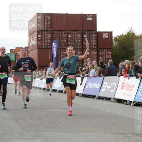 03.10.2025 - Köhlbrandbrückenlauf Yannick Fuchs http://msf.ph/oto/8985456 03.10.2025 16:10:13 Ziel 7139, 7217, 7421, 7437, 7764, 8932, 8989, 9347, 9348, 9349, 9458 meine-sportfotos.de
