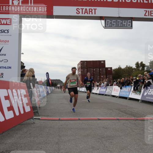 03.10.2025 - Köhlbrandbrückenlauf Yannick Fuchs http://msf.ph/oto/8985458 03.10.2025 15:57:44 Ziel 7082, 7127, 7274, 7570, 8916 meine-sportfotos.de