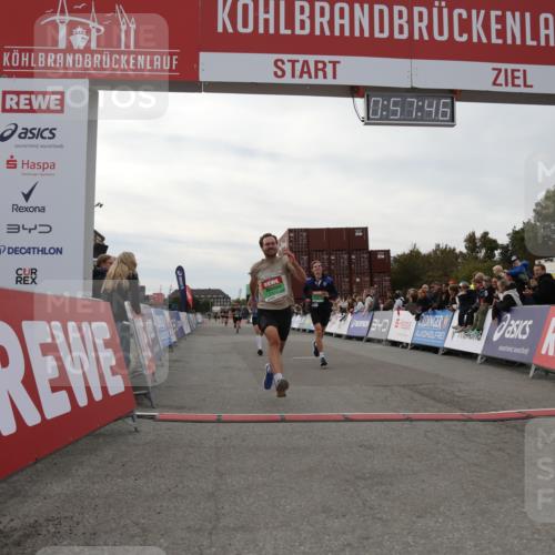 03.10.2025 - Köhlbrandbrückenlauf Yannick Fuchs http://msf.ph/oto/8985461 03.10.2025 15:57:44 Ziel 7082, 7127, 7274, 7570, 8916 meine-sportfotos.de