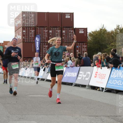 03.10.2025 - Köhlbrandbrückenlauf Yannick Fuchs http://msf.ph/oto/8985466 03.10.2025 16:10:13 Ziel 7139, 7217, 7421, 7437, 7764, 8932, 8989, 9347, 9348, 9349, 9458 meine-sportfotos.de