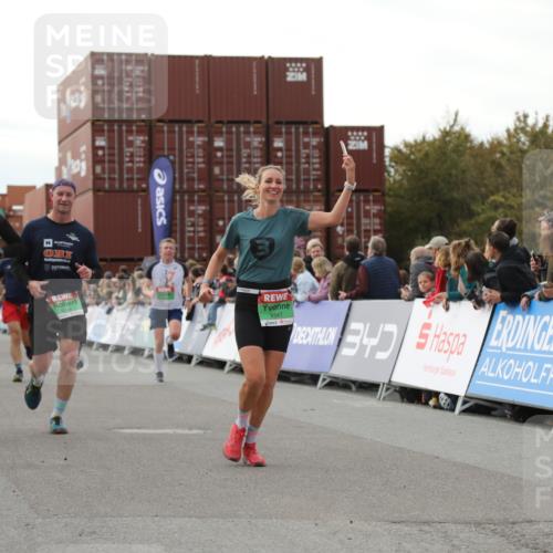 03.10.2025 - Köhlbrandbrückenlauf Yannick Fuchs http://msf.ph/oto/8985471 03.10.2025 16:10:13 Ziel 7139, 7217, 7421, 7437, 7764, 8932, 8989, 9347, 9348, 9349, 9458 meine-sportfotos.de