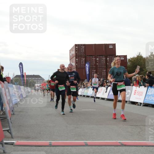 03.10.2025 - Köhlbrandbrückenlauf Yannick Fuchs http://msf.ph/oto/8985477 03.10.2025 16:10:14 Ziel 7139, 7217, 7304, 7421, 7437, 8932, 8989, 9347, 9348, 9349 meine-sportfotos.de