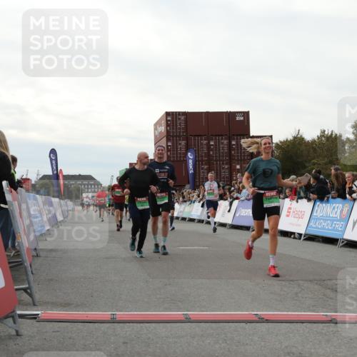 03.10.2025 - Köhlbrandbrückenlauf Yannick Fuchs http://msf.ph/oto/8985481 03.10.2025 16:10:14 Ziel 7139, 7217, 7304, 7421, 7437, 8932, 8989, 9347, 9348, 9349 meine-sportfotos.de